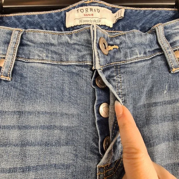 Torrid Jean Shorts Womens 14 Blue Denim Button Fly Frayed Raw Hem Stretch - Picture 5 of 9